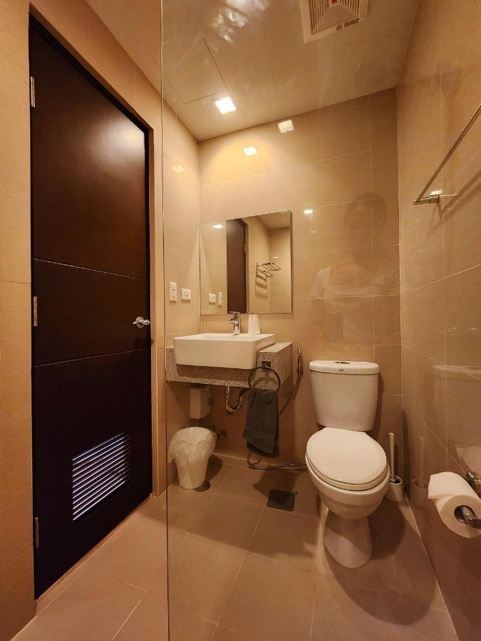 Spacious 7U Homey Unit Steps Away From Uptown Mall And Mitsukoshi Mall Free Parking With Washer มะนิลา ภายนอก รูปภาพ