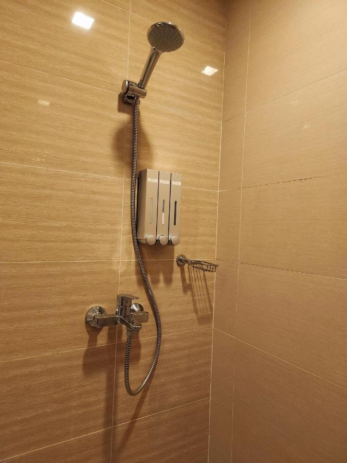 Spacious 7U Homey Unit Steps Away From Uptown Mall And Mitsukoshi Mall Free Parking With Washer มะนิลา ภายนอก รูปภาพ