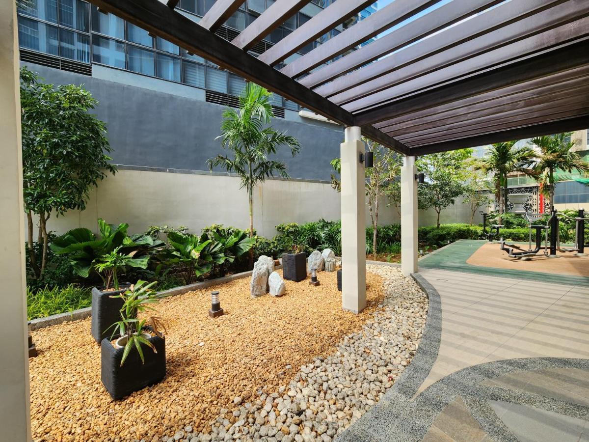 Spacious 7U Homey Unit Steps Away From Uptown Mall And Mitsukoshi Mall Free Parking With Washer มะนิลา ภายนอก รูปภาพ