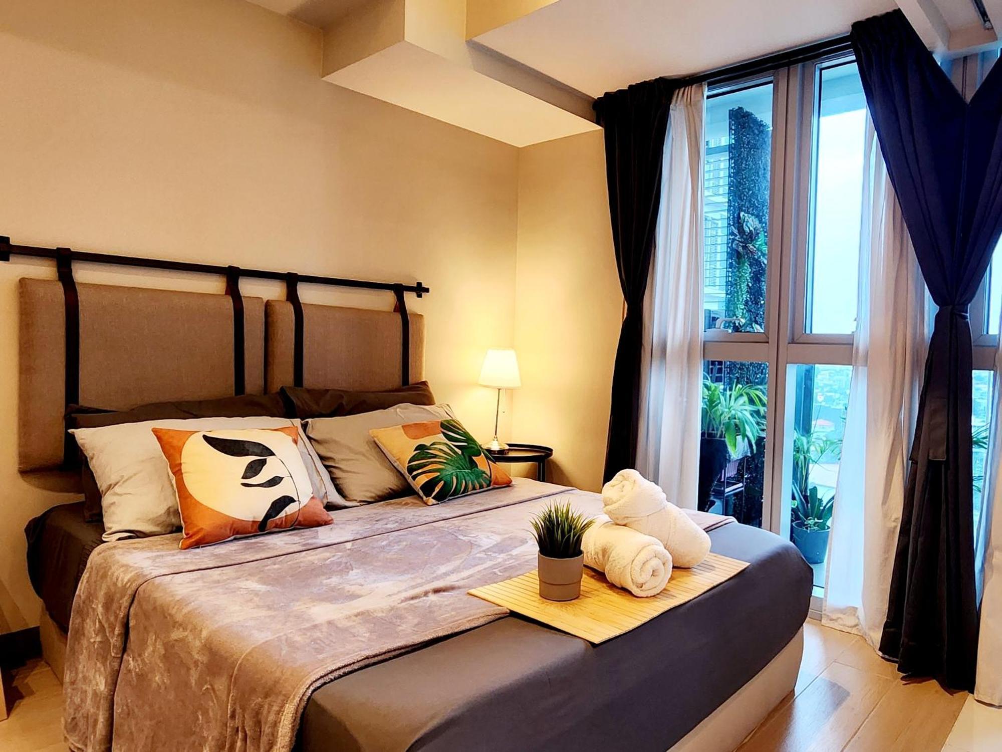 Spacious 7U Homey Unit Steps Away From Uptown Mall And Mitsukoshi Mall Free Parking With Washer มะนิลา ภายนอก รูปภาพ